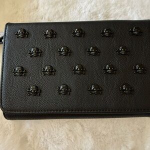☠️Betsey Johnson BLACK XOSYBIL-F Crossbody Clutch Handbag Purse SKULLS Black ☠️